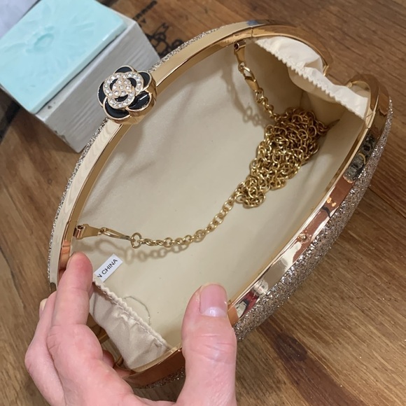 Women's Gold Sparkle NWOT
Embellished Crossbody Clutch Bag - Picture 4 of 7
